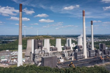 Almanya 'nın Northrhine-Westphalia kentindeki sert kömür santrali Scholven' in hava görüntüsü. Enerji şirketi Uniper tarafından işletilen bu güç istasyonu 760 Megawatt kapasiteye sahiptir..