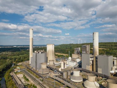 Kullanımdan kaldırılmış Lignite enerji santrali, Grevenbroich. Almanya 'nın en büyük kömür santrallerinden biriydi ve 2400 Megawatt' a kadar kurulu kapasiteye sahip 16 adet elektrik santrali vardı..
