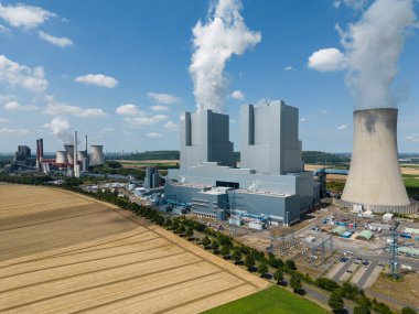 Kuzey Ren-Vestfalya, Almanya 'daki linyit ateşlenmiş elektrik santrali Neurath' ın hava görüntüsü. Enerji şirketi RWE tarafından işletilen bu iki ünitenin her biri 1100 Megawatt 'lık kurulu kapasiteye sahip..
