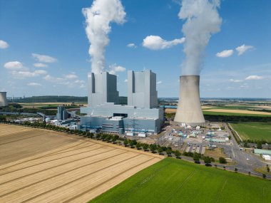 Kuzey Ren-Vestfalya, Almanya 'daki linyit ateşlenmiş elektrik santrali Neurath' ın hava görüntüsü. Enerji şirketi RWE tarafından işletilen bu iki ünitenin her biri 1100 Megawatt 'lık kurulu kapasiteye sahip..