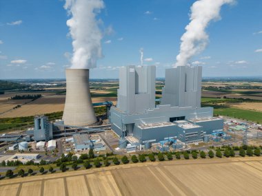 Kuzey Ren-Vestfalya, Almanya 'daki linyit ateşlenmiş elektrik santrali Neurath' ın hava görüntüsü. Enerji şirketi RWE tarafından işletilen bu iki ünitenin her biri 1100 Megawatt 'lık kurulu kapasiteye sahip..