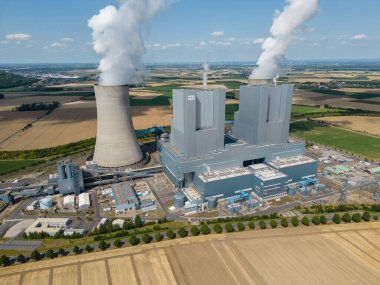 Kuzey Ren-Vestfalya, Almanya 'daki linyit ateşlenmiş elektrik santrali Neurath' ın hava görüntüsü. Enerji şirketi RWE tarafından işletilen bu iki ünitenin her biri 1100 Megawatt 'lık kurulu kapasiteye sahip..