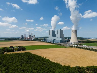 Kuzey Ren-Vestfalya, Almanya 'daki linyit ateşlenmiş elektrik santrali Neurath' ın hava görüntüsü. Enerji şirketi RWE tarafından işletilen bu iki ünitenin her biri 1100 Megawatt 'lık kurulu kapasiteye sahip..