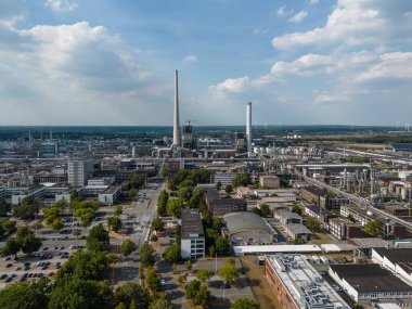 Almanya 'nın üçüncü büyük endüstriyel kümesi olan ve Avrupa' nın en büyük kimyasal üretim tesisleri arasında yer alan Marl Chemical Park 'taki Kömür Ateşli Enerji Santrali. Arazi 6 kilometrekarenin üzerinde, 100 kimyasal tesise ev sahipliği yapıyor..