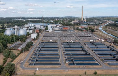 Bottrop atık su arıtma tesisi 1991-1996 yılları arasında 230 milyon avroya inşa edildi. Saniyede 8,500 litreye kadar su temizliyor. 54 metre yüksekliğindeki sindirim kulelerinin toplam hacmi 60.000 metredir..