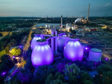 Bottrop atık su arıtma tesisi 1991-1996 yılları arasında 230 milyon avroya inşa edildi. Saniyede 8,500 litreye kadar su temizliyor. 54 metre yüksekliğindeki sindirim kulelerinin toplam hacmi 60.000 metredir..