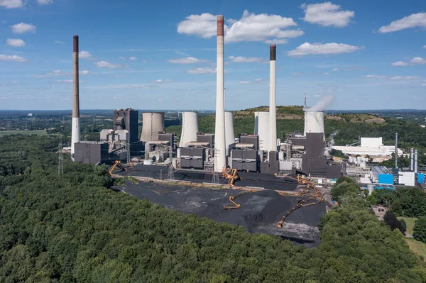 Almanya 'nın Northrhine-Westphalia kentindeki sert kömür santrali Scholven' in hava görüntüsü. Enerji şirketi Uniper tarafından işletilen bu güç istasyonu 760 Megawatt kapasiteye sahiptir..