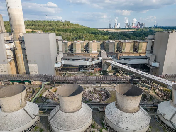 Kullanımdan kaldırılmış Lignite enerji santrali, Grevenbroich. Almanya 'nın en büyük kömür santrallerinden biriydi ve 2400 Megawatt' a kadar kurulu kapasiteye sahip 16 adet elektrik santrali vardı..