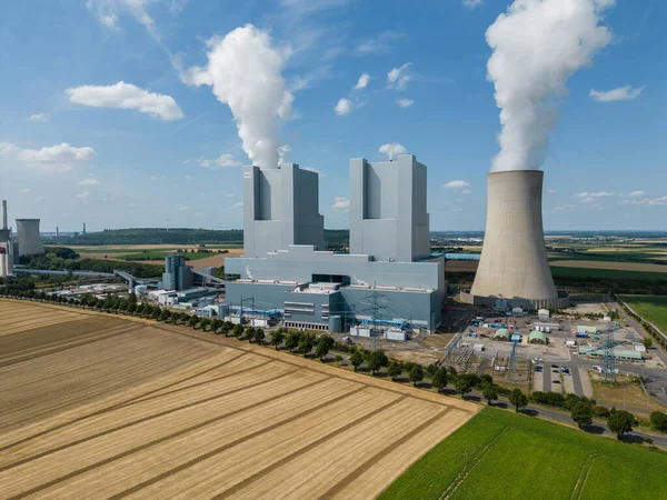 Kuzey Ren-Vestfalya, Almanya 'daki linyit ateşlenmiş elektrik santrali Neurath' ın hava görüntüsü. Enerji şirketi RWE tarafından işletilen bu iki ünitenin her biri 1100 Megawatt 'lık kurulu kapasiteye sahip..