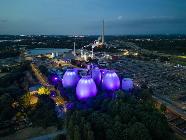 The Bottrop wastewater treatment plant was built between 1991 and 1996 at a cost of 230 million euros. It purifies up to 8,500 liters of water per second. The four, 54-meter-high digestion towers have a total volume of 60,000 m.
