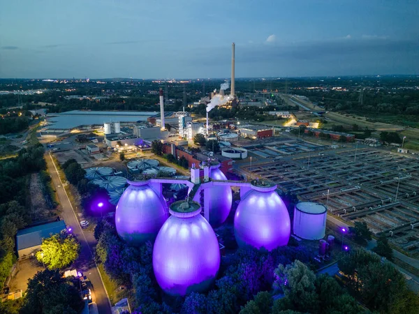 The Bottrop wastewater treatment plant was built between 1991 and 1996 at a cost of 230 million euros. It purifies up to 8,500 liters of water per second. The four, 54-meter-high digestion towers have a total volume of 60,000 m.