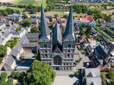 Aşağı Ren 'de Xanten' de St. Victor Katedrali. Kuleler 72 ve 74 metre yüksekliğinde. Temel taşı 1263 yılında yerleştirildi ve inşaat 281 yıl sürdü ve 1544 yılında tamamlandı.. 
