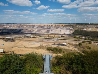 Garzweiler açık maden ocağı Kuzey Ren linyit madencilik bölgesinde RWE Power tarafından işletilen bir linyit madenidir. Garzweiler 'ın 1.3 milyar ton rezervi var..