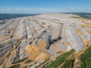 Hambach açık maden ocağı: Ren linyit bölgesindeki RWE Power tarafından işletilen en büyük açık çukur madeni ve Avrupa 'nın en büyük linyit madeni, 4.380 hektarlık bir işletim alanıyla (2017).