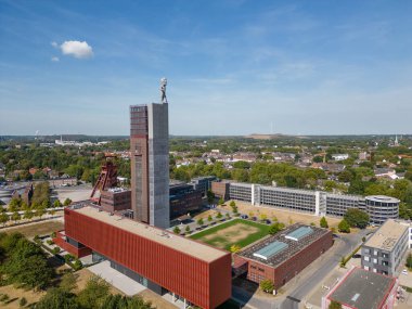 Nordstern Madeni, Gelsenkirchen 'de eski bir kömür madenidir ve bir parka dönüştürülmüştür. Listelenen sarma kulesi bu projenin bir parçası olarak yükseltildi, bir heykelle taçlandırıldı. Kömür ocağı Endüstriyel Miras Yolu 'nun bir parçası..