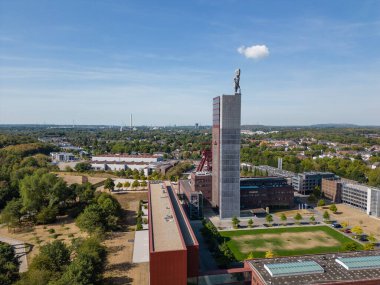 Nordstern Madeni, Gelsenkirchen 'de eski bir kömür madenidir ve bir parka dönüştürülmüştür. Listelenen sarma kulesi bu projenin bir parçası olarak yükseltildi, bir heykelle taçlandırıldı. Kömür ocağı Endüstriyel Miras Yolu 'nun bir parçası..