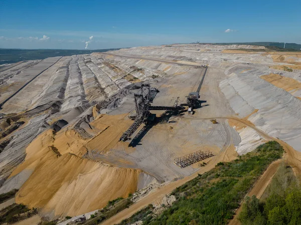 Hambach açık maden ocağı: Ren linyit bölgesindeki RWE Power tarafından işletilen en büyük açık çukur madeni ve Avrupa 'nın en büyük linyit madeni, 4.380 hektarlık bir işletim alanıyla (2017).