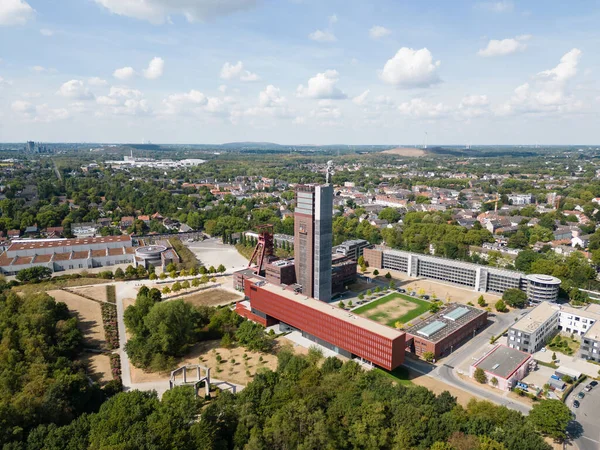 Nordstern Madeni, Gelsenkirchen 'de eski bir kömür madenidir ve bir parka dönüştürülmüştür. Listelenen sarma kulesi bu projenin bir parçası olarak yükseltildi, bir heykelle taçlandırıldı. Kömür ocağı Endüstriyel Miras Yolu 'nun bir parçası..