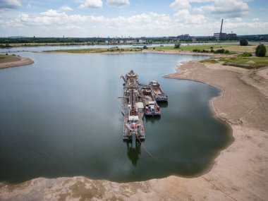 Duisburg şehrindeki Rhine nehrinde çakıl ve kum çıkarma makinesiyle..