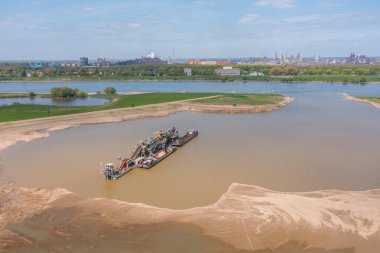 Duisburg şehrindeki Rhine nehrinde çakıl ve kum çıkarma makinesiyle..