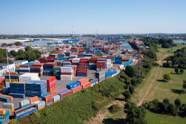 Duisburg 'daki Intermodal Konteynır Terminali. Ülke 265 hektarı kapsıyor ve demiryolu taşımacılığı, taşımacılığı ve taşımacılığı kapsayan önemli bir Avrupa lojistik merkezi olarak hizmet veriyor. 