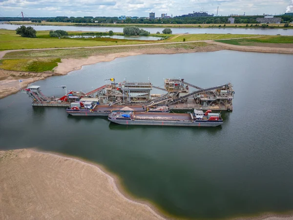 Duisburg şehrindeki Rhine nehrinde çakıl ve kum çıkarma makinesiyle..