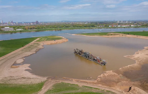 Duisburg şehrindeki Rhine nehrinde çakıl ve kum çıkarma makinesiyle..