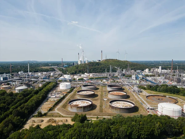 Kuzey Ren-Vestfalya, Gelsenkirchen 'deki bir yakıt deposu ve ARAL petrol tanklarının hava görüntüsü..