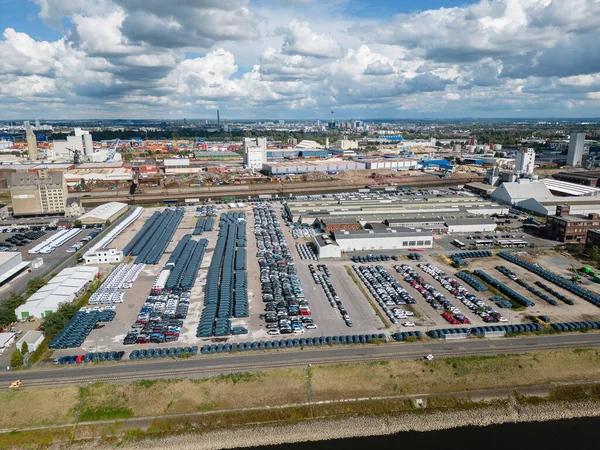 Rhine limanında bir otomobil terminali. Araçlar depolandı, yüklendi, boşaltıldı ve nakliyeye hazırlandı..
