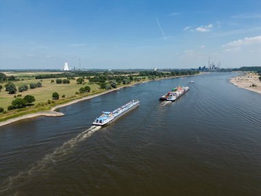 Ren nehrinde malları taşıyan mavnalar..