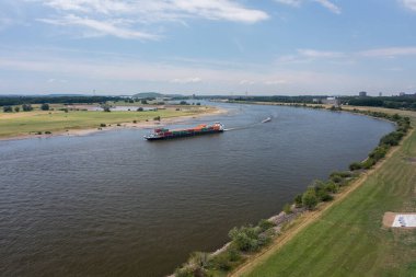 Ren nehrinde malları taşıyan mavnalar..