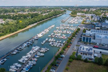 Bergkamen marinası Kuzey Ren-Vestfalya 'daki en büyük yat limanıdır. Yat limanı eski bir kömür madeninin yükleme limanı üzerine inşa edildi..