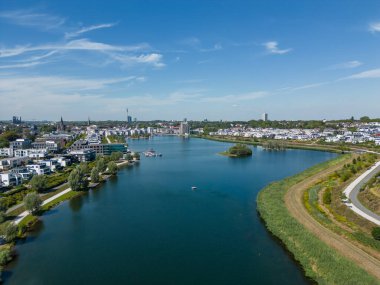 Phoenix-See, Dortmund şehrindeki eski bir çelik fabrikası bölgesinde yaklaşık 24 hektarlık yapay bir göl. Çevresindeki alanla birlikte Phoenix-See, gastronomi ve ticari gelişim ile bir yerleşim ve eğlence alanı oluşturur..