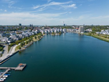 Phoenix-See, Dortmund şehrindeki eski bir çelik fabrikası bölgesinde yaklaşık 24 hektarlık yapay bir göl. Çevresindeki alanla birlikte Phoenix-See, gastronomi ve ticari gelişim ile bir yerleşim ve eğlence alanı oluşturur..