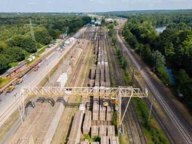 360 metre uzunluğundaki rayların öğütülmesi, değirmenlenmesi ve test edilmesi için hizmet merkezi.