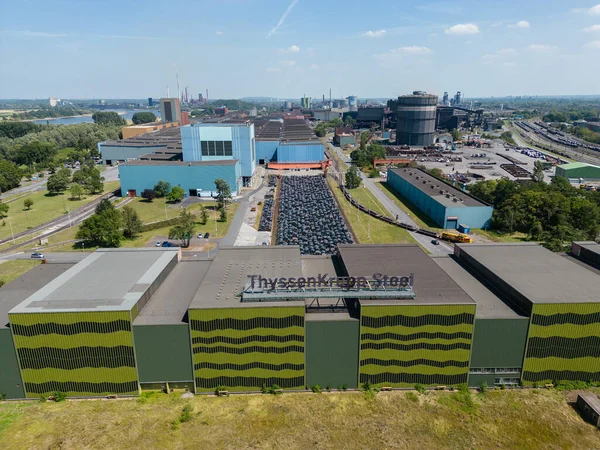 ThyssenKrupp Çelik Fabrikası 'nda Hot Strip Mill ve Rolling Mill. Şirketin temel işi çelik üretimi ve yassı karbon çelik ürünlerinin imalatının yanı sıra çelikle ilgili hizmetler sunulmasıdır..
