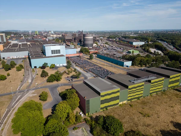 ThyssenKrupp Çelik Fabrikası 'nda Hot Strip Mill ve Rolling Mill. Şirketin temel işi çelik üretimi ve yassı karbon çelik ürünlerinin imalatının yanı sıra çelikle ilgili hizmetler sunulmasıdır..