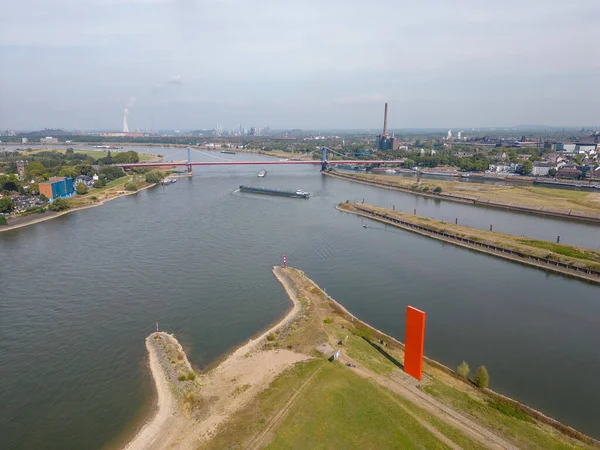 Rheinorange, 1992 yılında Duisburg 'da Ruhr' un ağzında Ren Nehri 'ne dikilmiş çelik bir heykeldir. Heykel 25 metre yüksekliğinde ve 83 ton ağırlığında. Parlayan kırmızı levhanın tasviri Ruhr bölgesindeki çelik üretimini temsil etmektedir..