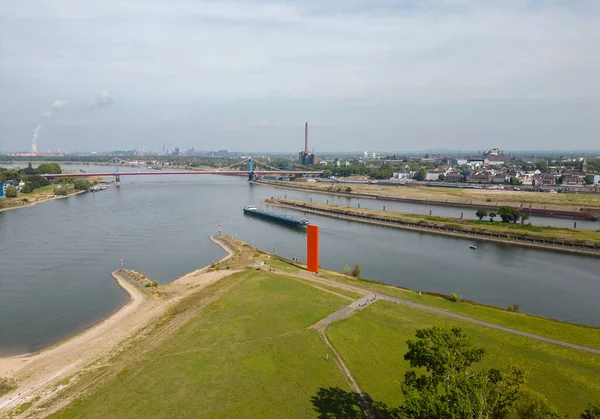 Rheinorange, 1992 yılında Duisburg 'da Ruhr' un ağzında Ren Nehri 'ne dikilmiş çelik bir heykeldir. Heykel 25 metre yüksekliğinde ve 83 ton ağırlığında. Parlayan kırmızı levhanın tasviri Ruhr bölgesindeki çelik üretimini temsil etmektedir..