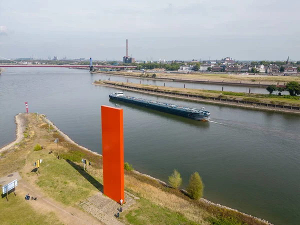 Rheinorange, 1992 yılında Duisburg 'da Ruhr' un ağzında Ren Nehri 'ne dikilmiş çelik bir heykeldir. Heykel 25 metre yüksekliğinde ve 83 ton ağırlığında. Parlayan kırmızı levhanın tasviri Ruhr bölgesindeki çelik üretimini temsil etmektedir..