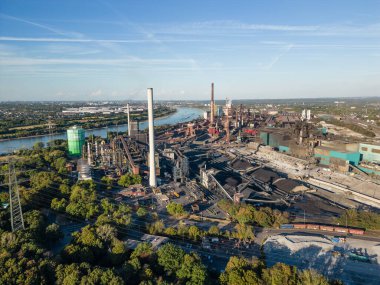 HKM 'nin Metalurjik Bitkisi. Httenwerke Krupp Mannesmann (HKM) Duisburg merkezli çelik üreticisi, çelik fabrikası, iki patlama fırını, bir elektrik santrali ve bir sinter fabrikası işletiyor..