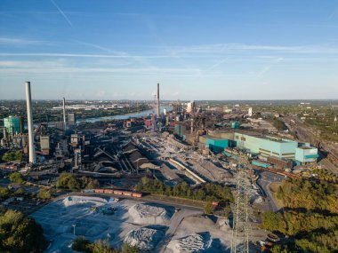 HKM 'nin Metalurjik Bitkisi. Httenwerke Krupp Mannesmann (HKM) Duisburg merkezli çelik üreticisi, çelik fabrikası, iki patlama fırını, bir elektrik santrali ve bir sinter fabrikası işletiyor..
