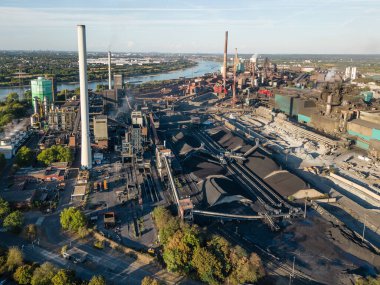 HKM 'nin Metalurjik Bitkisi. Httenwerke Krupp Mannesmann (HKM) Duisburg merkezli çelik üreticisi, çelik fabrikası, iki patlama fırını, bir elektrik santrali ve bir sinter fabrikası işletiyor..