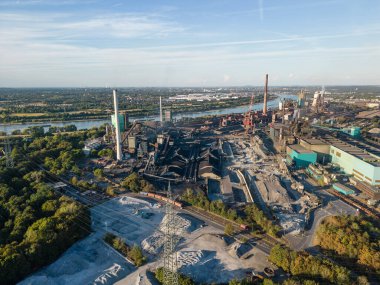 HKM 'nin Metalurjik Bitkisi. Httenwerke Krupp Mannesmann (HKM) Duisburg merkezli çelik üreticisi, çelik fabrikası, iki patlama fırını, bir elektrik santrali ve bir sinter fabrikası işletiyor..