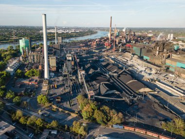 HKM 'nin Metalurjik Bitkisi. Httenwerke Krupp Mannesmann (HKM) Duisburg merkezli çelik üreticisi, çelik fabrikası, iki patlama fırını, bir elektrik santrali ve bir sinter fabrikası işletiyor..