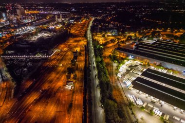 HKM 'nin Metalurjik Bitkisi. Httenwerke Krupp Mannesmann (HKM) Duisburg merkezli çelik üreticisi, çelik fabrikası, iki patlama fırını, bir elektrik santrali ve bir sinter fabrikası işletiyor..