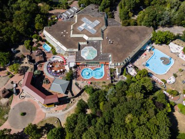 Niederrhein Therme termal banyoları ve saunası olan bir havuz ve yüzme kompleksi. 45 hektarlık bir bölge parkında, oyun alanları ve spor sahalarıyla Duisburg şehrinde yer almaktadır..