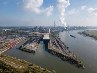 Sdhafen Walsum, Nordhafen Walsum ve Werkshafen Schwelgern ile birlikte Ruhr 'un kuzeyindeki üç büyük kömür limanından biridir. Duisburg 'un en kuzeyindeki limanlardan biridir ve ThyssenKrupp' a aittir..