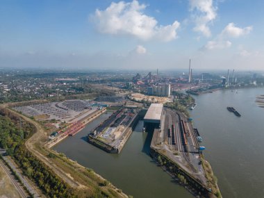Sdhafen Walsum, Nordhafen Walsum ve Werkshafen Schwelgern ile birlikte Ruhr 'un kuzeyindeki üç büyük kömür limanından biridir. Duisburg 'un en kuzeyindeki limanlardan biridir ve ThyssenKrupp' a aittir..