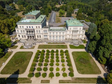 1870-1873 yılları arasında inşa edilen Villa Hgel, Krupp ailesine en yüksek standartlarda ikamet eden ve şirketin temsilcisi olarak hizmet verdi. 19. yüzyılda Almanya 'nın sanayileşmesinin ve 28 hektarlık bir parkın sembolü olarak kabul edilir..